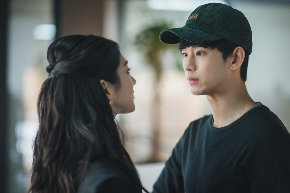 Kim Soo Hyun - Seo Ye Ji tung ảnh căng thẳng ngay tập đầu phim mới