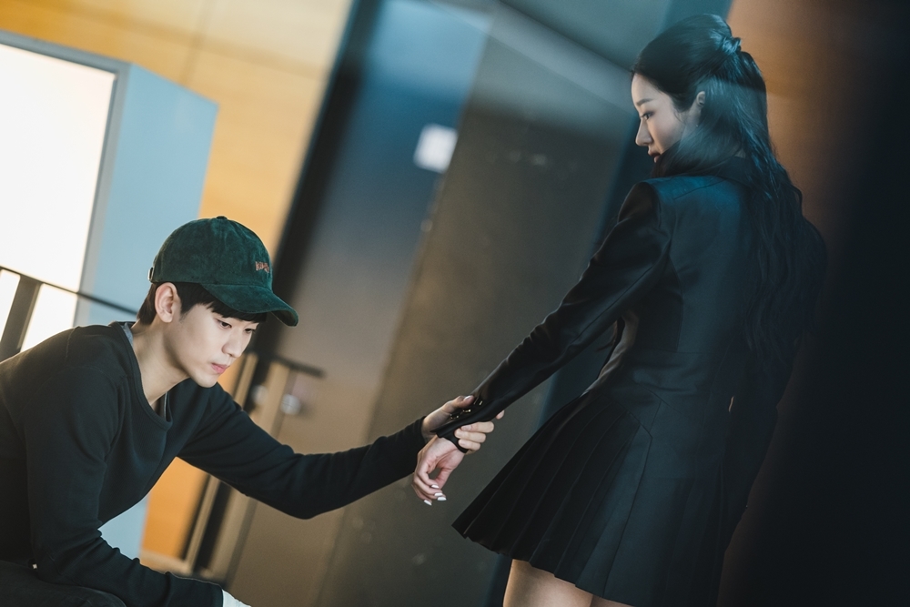 Kim Soo Hyun - Seo Ye Ji tung ảnh căng thẳng ngay tập đầu phim mới