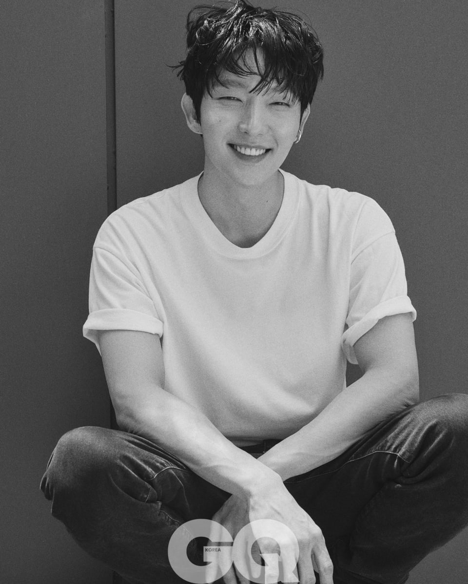 Lee Jun Ki khí chất ngút trời trên bộ ảnh tạp chí mới