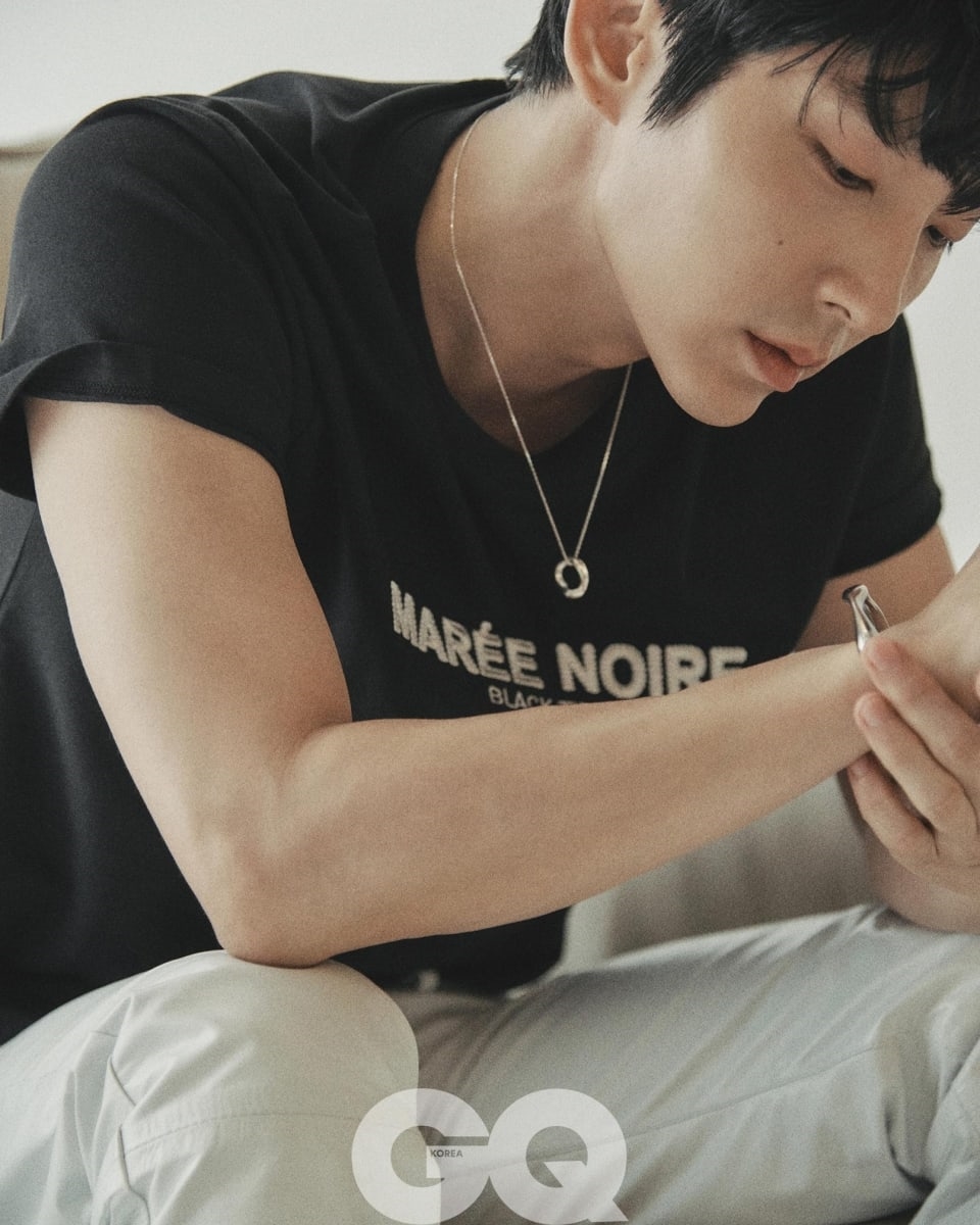 Lee Jun Ki khí chất ngút trời trên bộ ảnh tạp chí mới