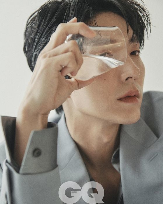 Lee Jun Ki khí chất ngút trời trên bộ ảnh tạp chí mới