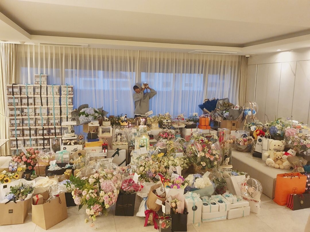 Lee Min Ho khoe quà sinh nhật chứng tỏ đẳng cấp mỹ nam Hallyu hàng đầu