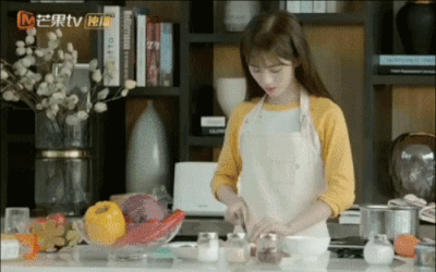 Cúc Tịnh Y bị ném đá làm màu vì đeo khẩu trang cỡ bự để mặt nhỏ hơn