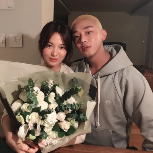 Song Hye Kyo ra mặt thể hiện sự thân thiết đặc biệt với Yoo Ah In