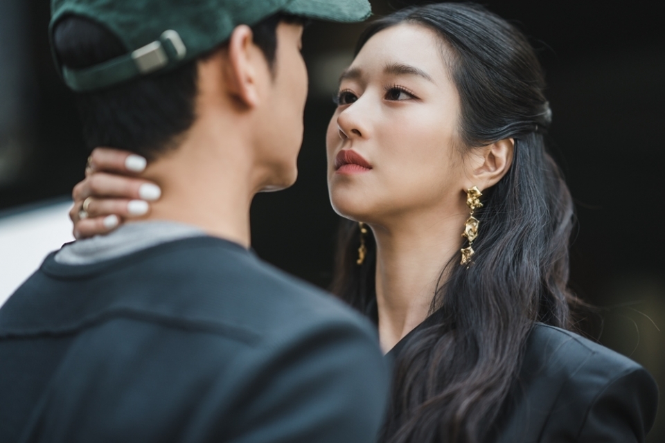 Seo Ye Ji gây 'sốt' với thần thái hoàn hảo, sang chảnh trong phim mới