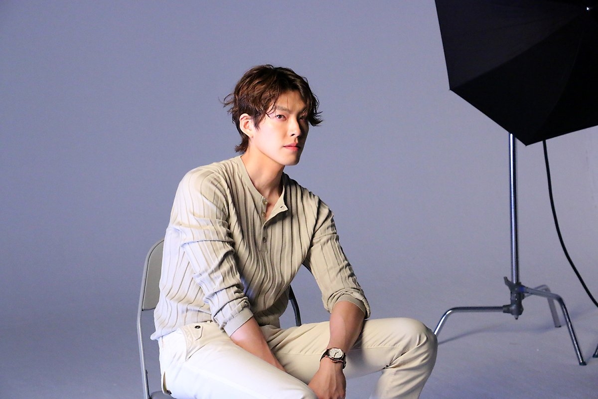 Kim Woo Bin trông khỏe mạnh như chưa từng mắc bệnh nặng trong ảnh mới