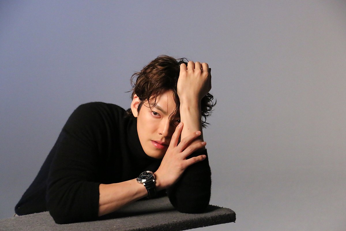 Kim Woo Bin trông khỏe mạnh như chưa từng mắc bệnh nặng trong ảnh mới