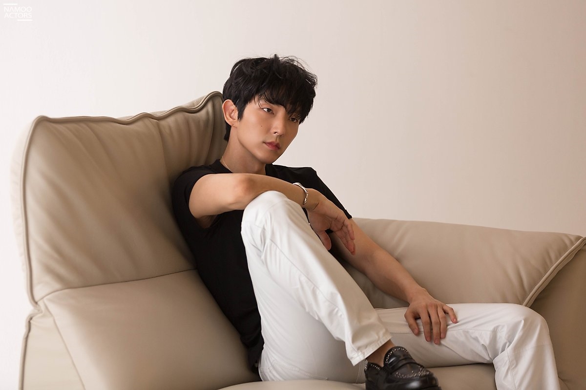 Lee Jun Ki khoe nhan sắc cực phẩm ở tuổi 38 trong bộ ảnh mới