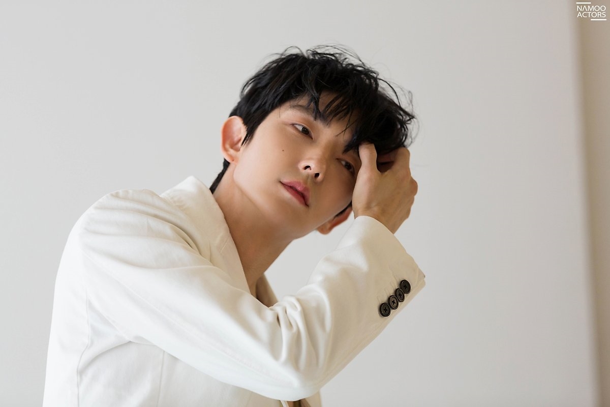 Lee Jun Ki khoe nhan sắc cực phẩm ở tuổi 38 trong bộ ảnh mới