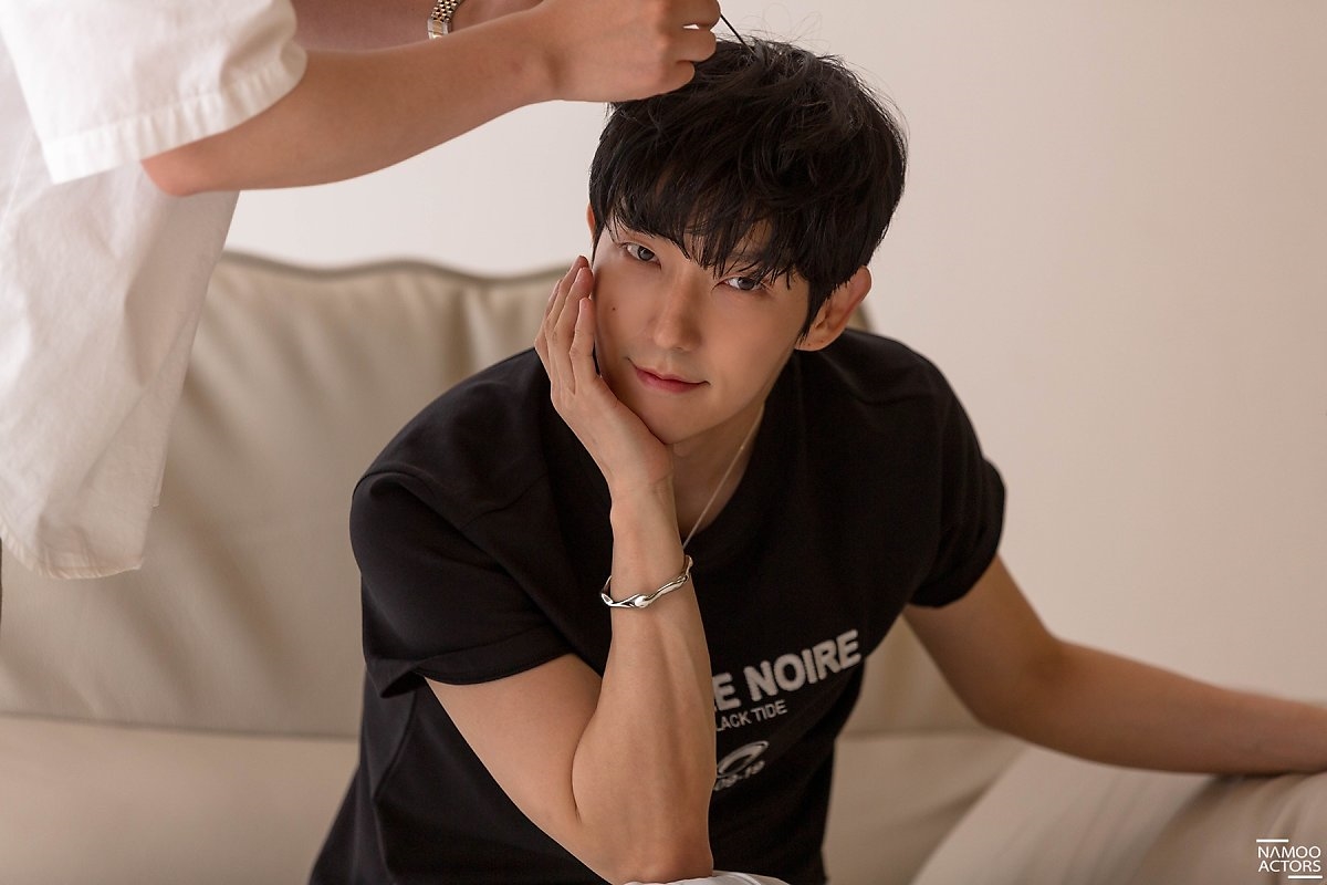 Lee Jun Ki khoe nhan sắc cực phẩm ở tuổi 38 trong bộ ảnh mới