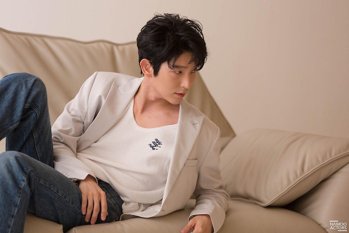 Lee Jun Ki khoe nhan sắc cực phẩm ở tuổi 38 trong bộ ảnh mới