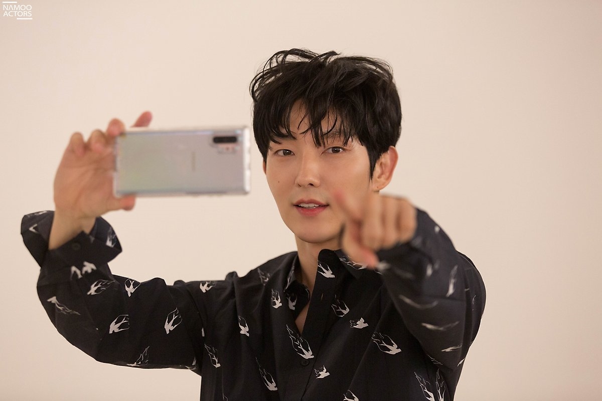 Lee Jun Ki khoe nhan sắc cực phẩm ở tuổi 38 trong bộ ảnh mới