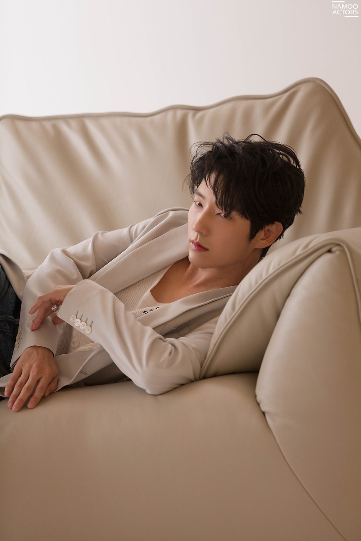 Lee Jun Ki khoe nhan sắc cực phẩm ở tuổi 38 trong bộ ảnh mới