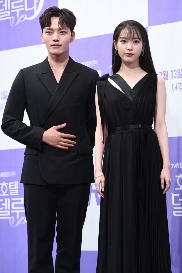 IU - Yeo Jin Goo tái ngộ trong show truyền hình hậu 'Hotel Del Luna'