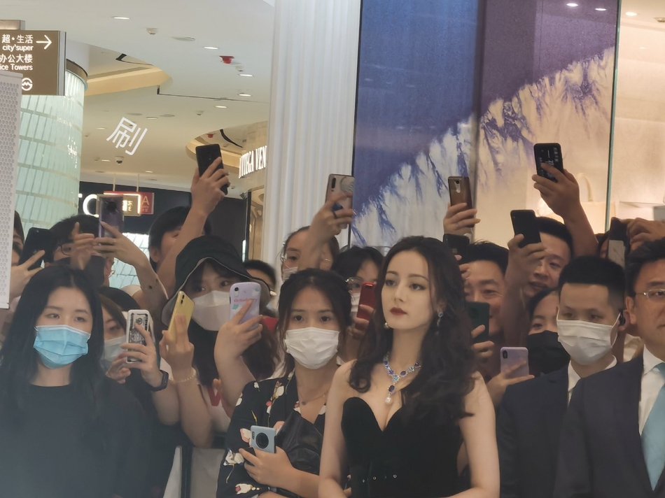 Địch Lệ Nhiệt Ba lại gây bão khi khoe vẻ đẹp quyến rũ nghẹt thở