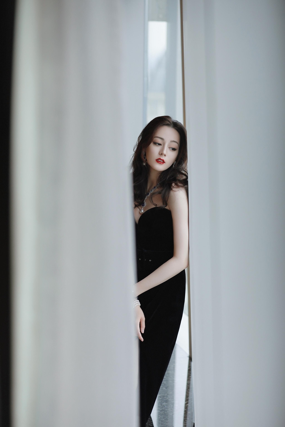 Địch Lệ Nhiệt Ba lại gây bão khi khoe vẻ đẹp quyến rũ nghẹt thở