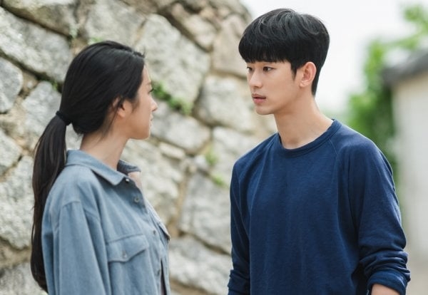 Kim Soo Hyun - Seo Ye Ji gây tò mò khi lộ ảnh nhìn nhau cực căng thẳng