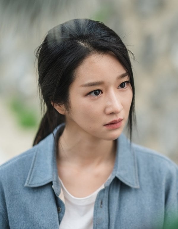 Kim Soo Hyun - Seo Ye Ji gây tò mò khi lộ ảnh nhìn nhau cực căng thẳng