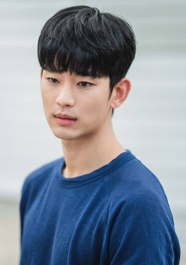 Kim Soo Hyun - Seo Ye Ji gây tò mò khi lộ ảnh nhìn nhau cực căng thẳng