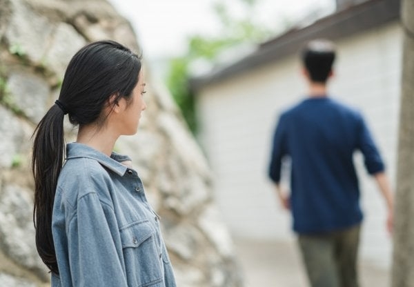 Kim Soo Hyun - Seo Ye Ji gây tò mò khi lộ ảnh nhìn nhau cực căng thẳng