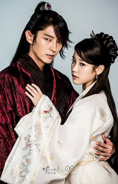 Lee Jun Ki - IU lại dấy lên nghi ngờ hẹn hò khi 'thả thính' qua lại