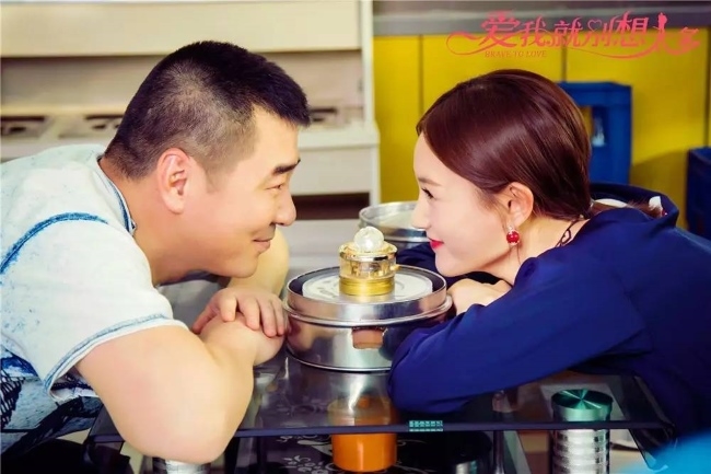Trần Kiến Bân kết đôi với Lý Nhất Đồng, cặp kém 20 tuổi gây tranh cãi