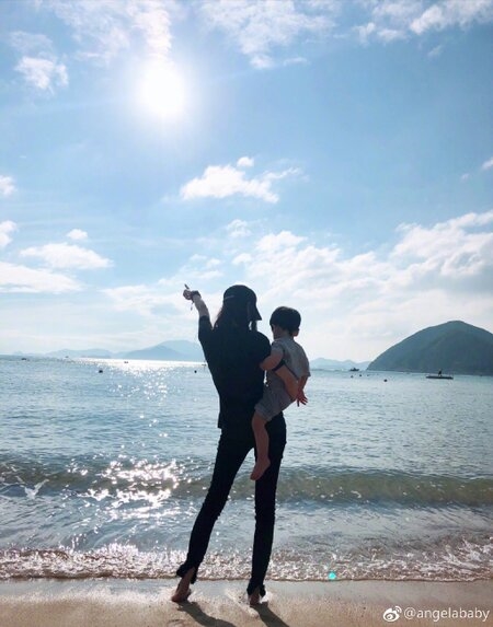 Triệu Lệ Dĩnh, Dương Mịch và sao Cbiz chịu áp lực vì làm mẹ bỉm sữa