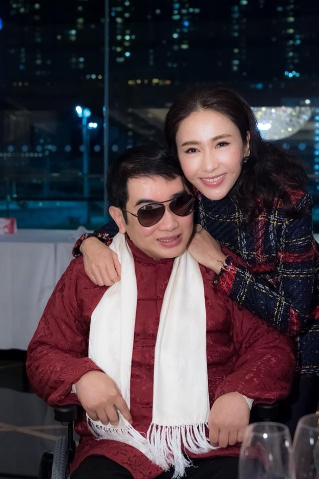 Triệu Lệ Dĩnh, Hồ Ca và sao Cbiz gây chú ý khi đi trả ơn ân nhân