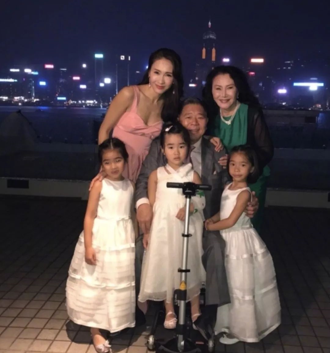 Triệu Lệ Dĩnh, Hồ Ca và sao Cbiz gây chú ý khi đi trả ơn ân nhân