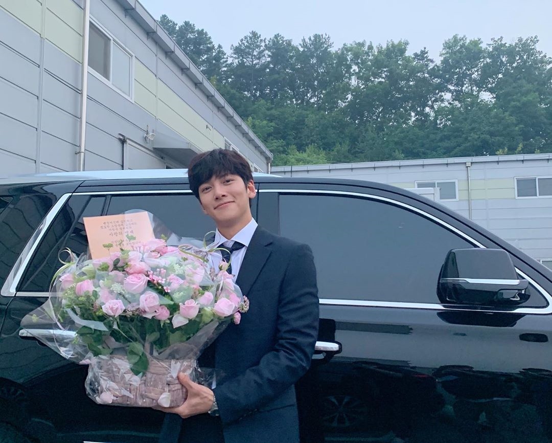 Ji Chang Wook khoe những món quà ý nghĩa từ fan nhân sinh nhật tuổi 33