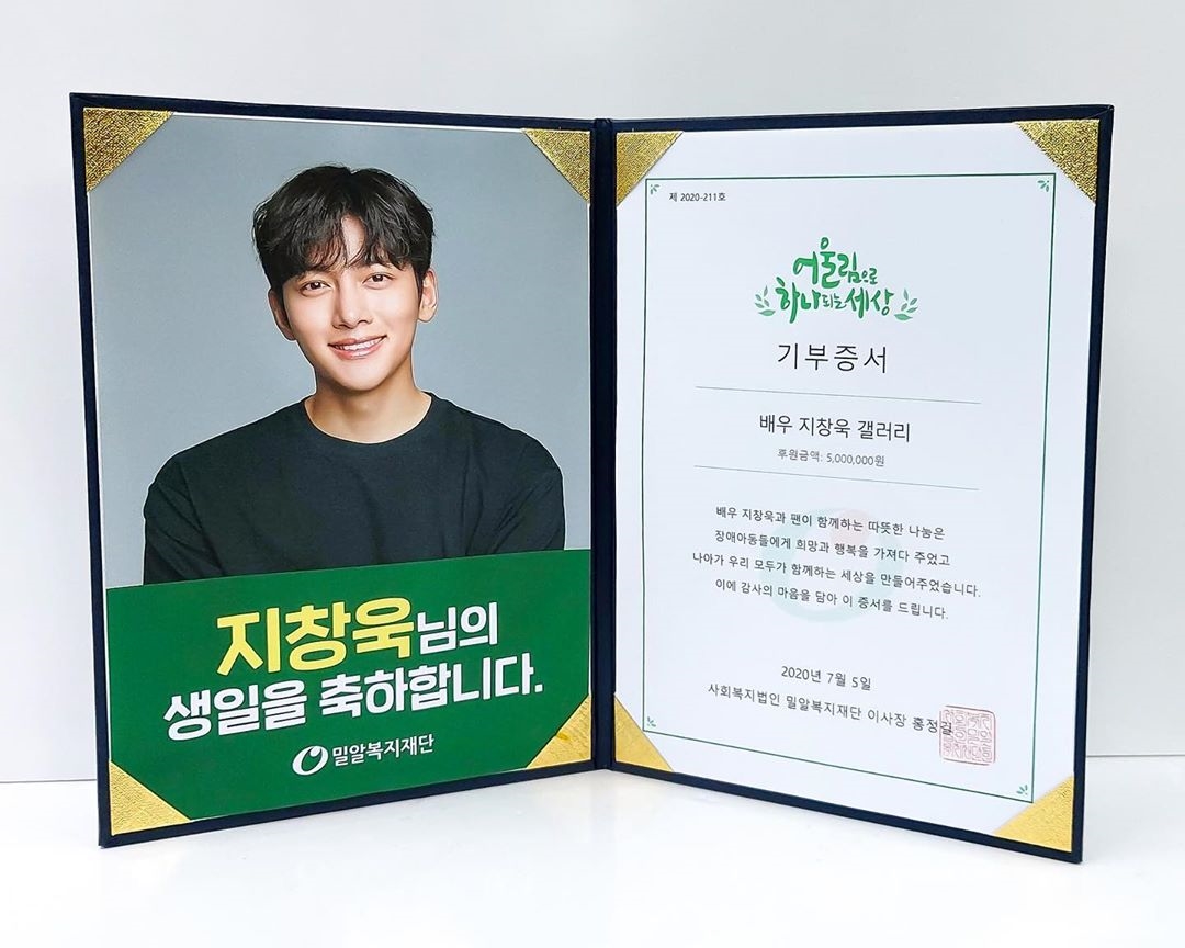 Ji Chang Wook khoe những món quà ý nghĩa từ fan nhân sinh nhật tuổi 33