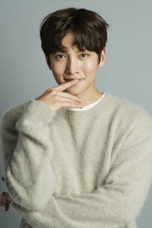Ji Chang Wook khoe những món quà ý nghĩa từ fan nhân sinh nhật tuổi 33