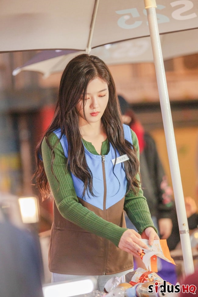 Kim Yoo Jung cực rạng rỡ trong loạt ảnh hậu trường 'Backstreet Rookie'