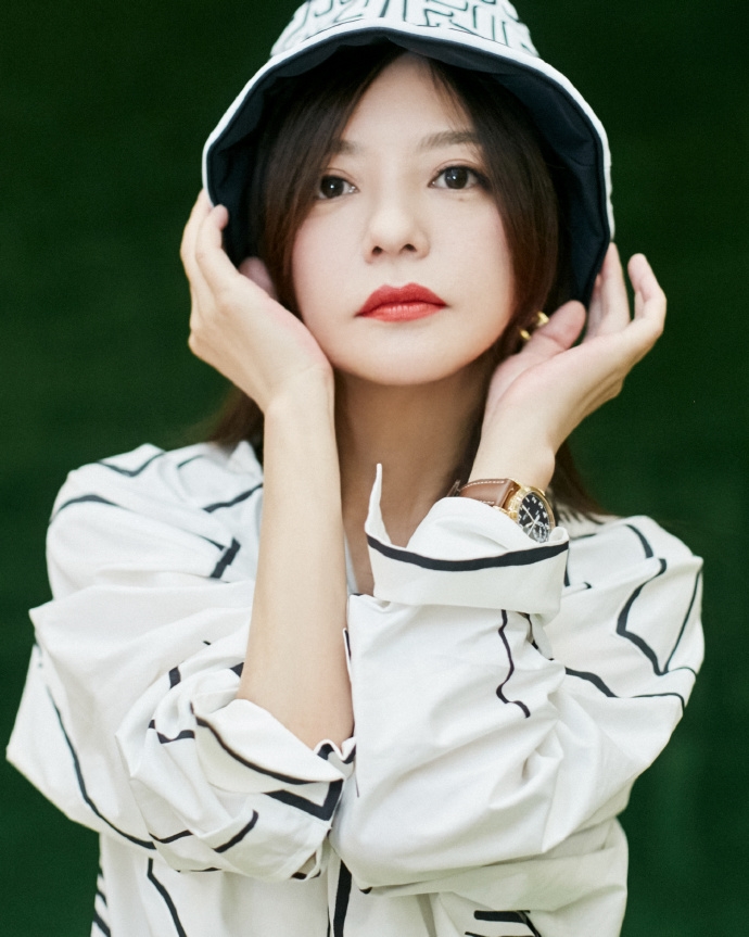 Triệu Vy xóa ảnh của chồng làm rộ tin đồn ly hôn, studio lên tiếng