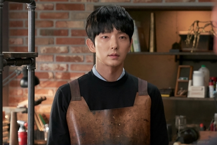 Lee Jun Ki gây chú ý với loạt ảnh 'kẻ sát nhân hai mặt' trong phim mới