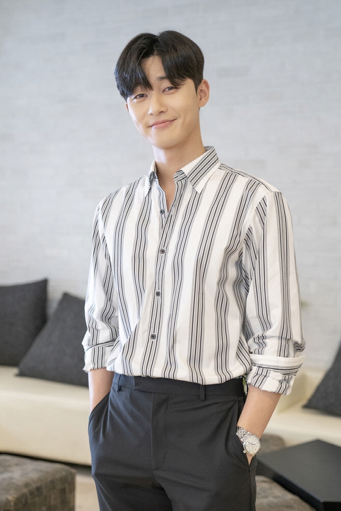 Park Seo Joon xứng danh 'tổng tài' từ trong phim bước ra đời thật