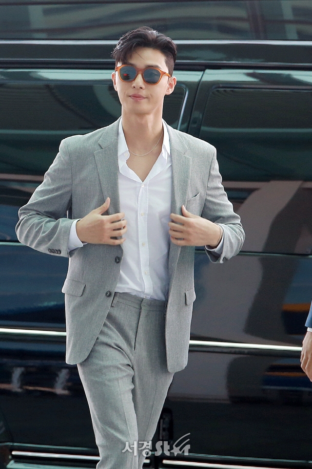 Park Seo Joon xứng danh 'tổng tài' từ trong phim bước ra đời thật