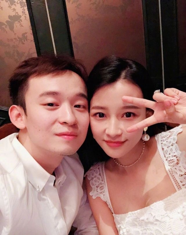 Tôn Di - Đổng Tử Kiện trốn con đi hẹn hò, nắm tay nhảy múa giữa phố