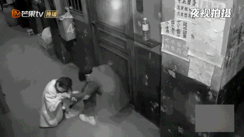Dương Mịch bị Đặng Luân kéo lê trên sàn cả mét trong show mới