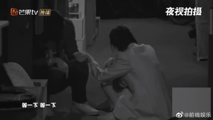 Dương Mịch bị Đặng Luân kéo lê trên sàn cả mét trong show mới