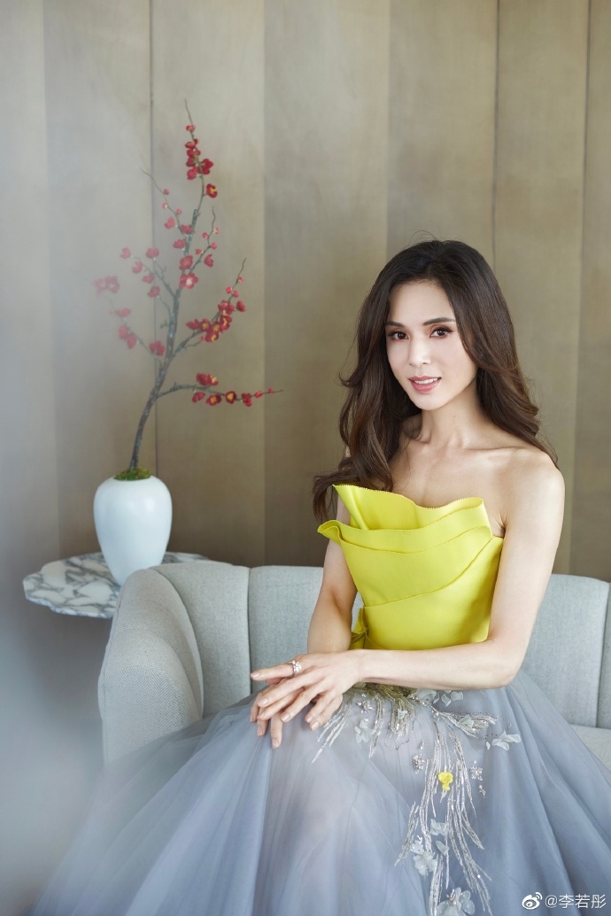 Lý Nhược Đồng hóa tân nương cổ trang, xinh đẹp quý phái đốn tim fan