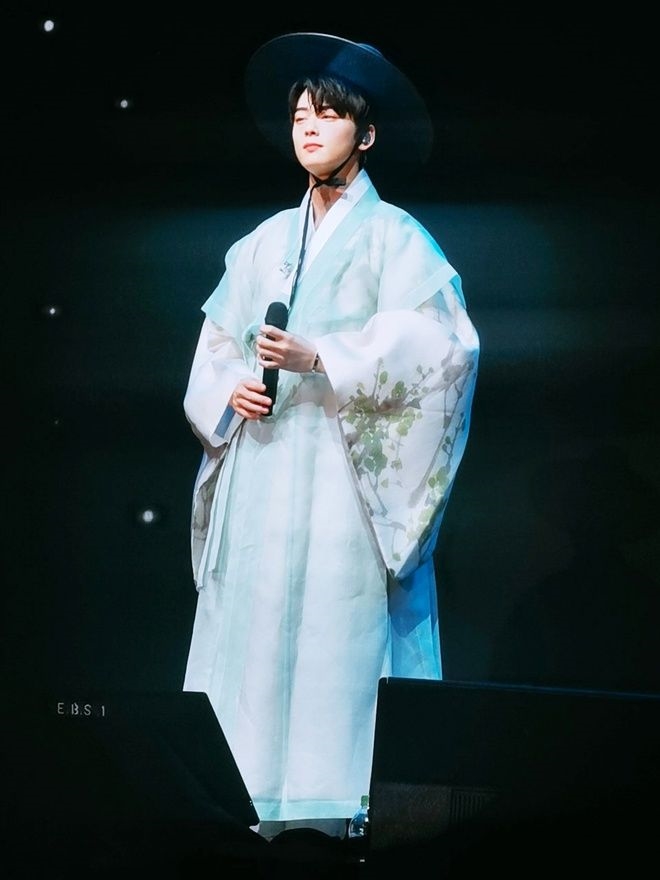 Yoona và dàn sao làng nhạc Hàn 'gây sốt' vì mặc Hanbok