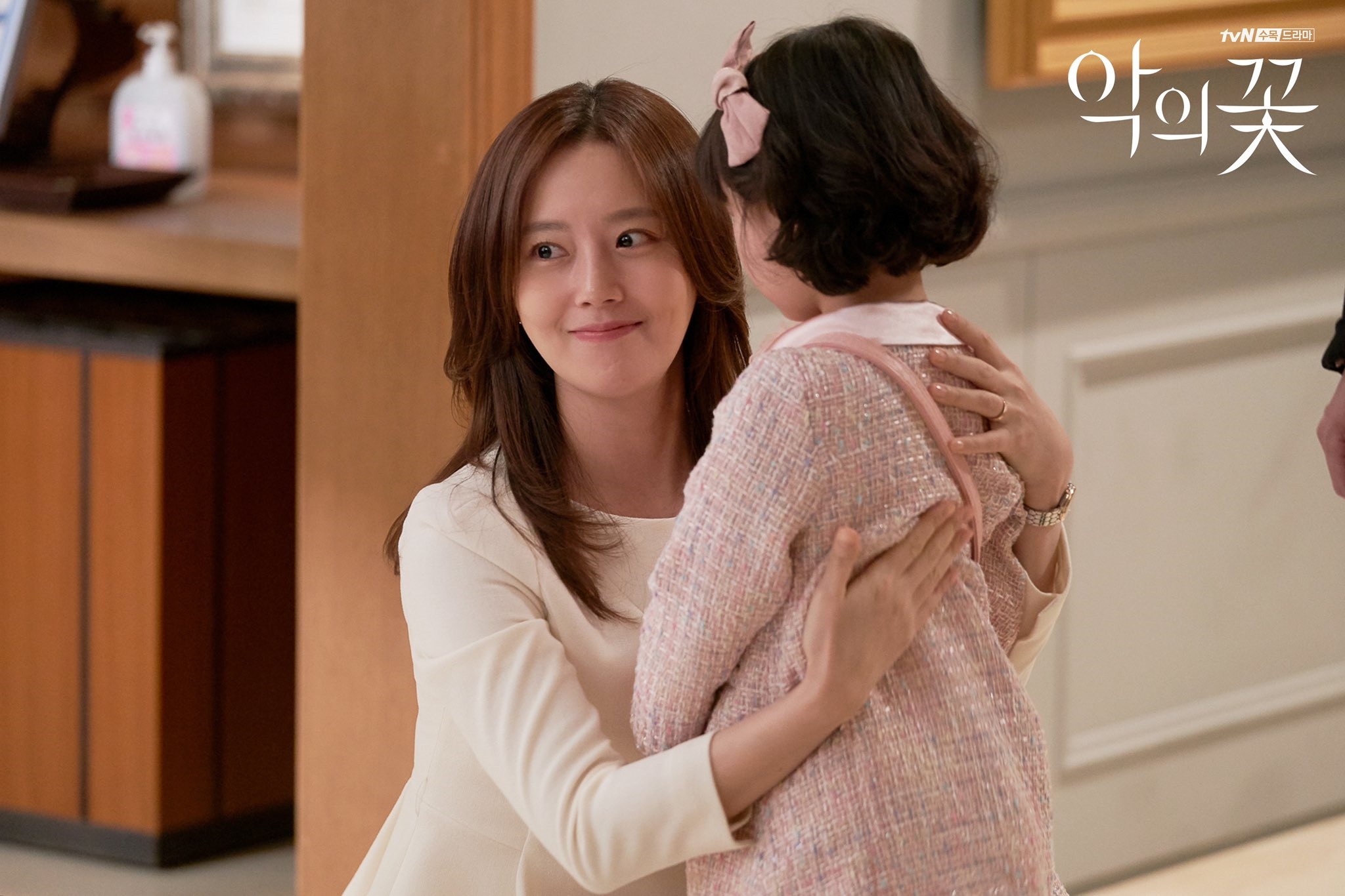 Moon Chae Won xinh đẹp và sắc sảo trong vai 'vợ' Lee Jun Ki