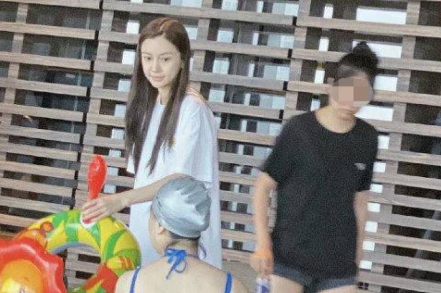 AngelaBaby đưa Bọt Biển Nhỏ đi bơi, là bản sao của Huỳnh Hiểu Minh