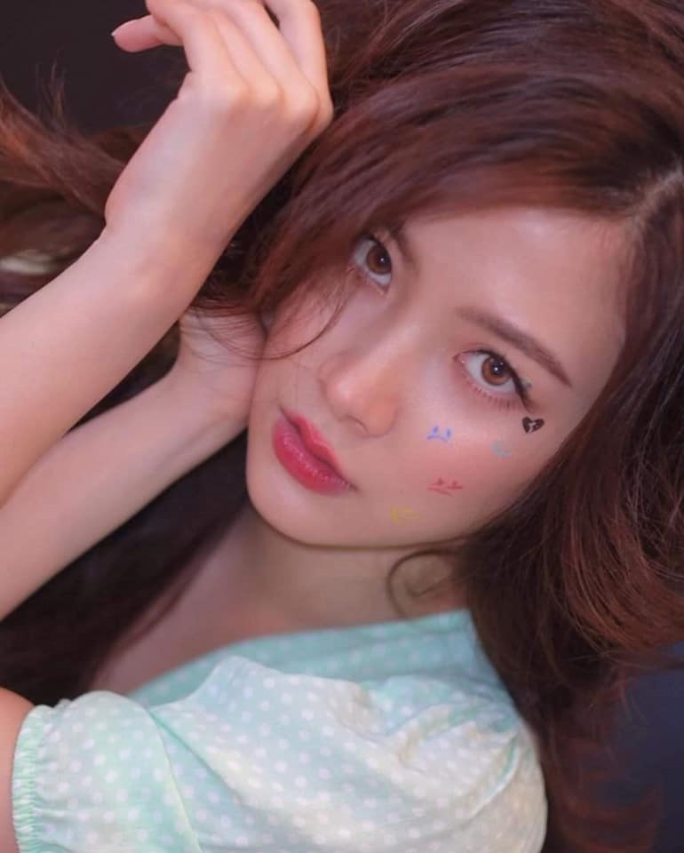 Baifern Pimchanok 'gây sốt' với kiểu trang điểm đính hoa ngọt ngào