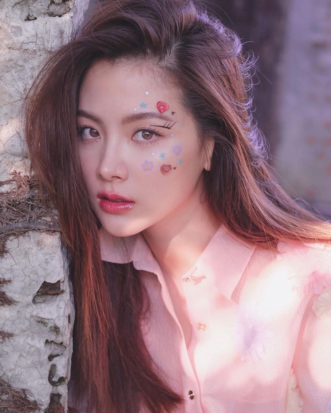 Baifern Pimchanok 'gây sốt' với kiểu trang điểm đính hoa ngọt ngào
