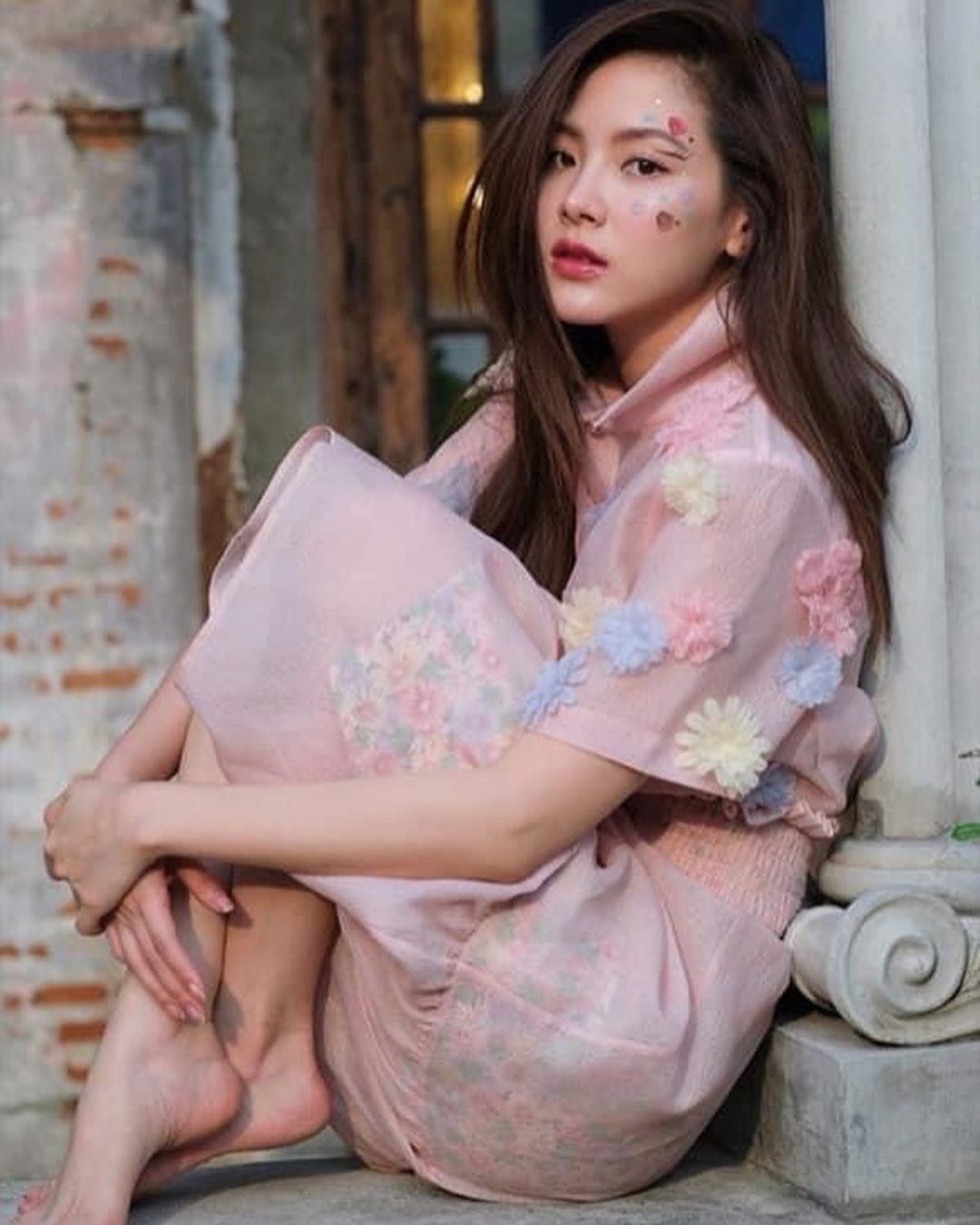 Baifern Pimchanok 'gây sốt' với kiểu trang điểm đính hoa ngọt ngào