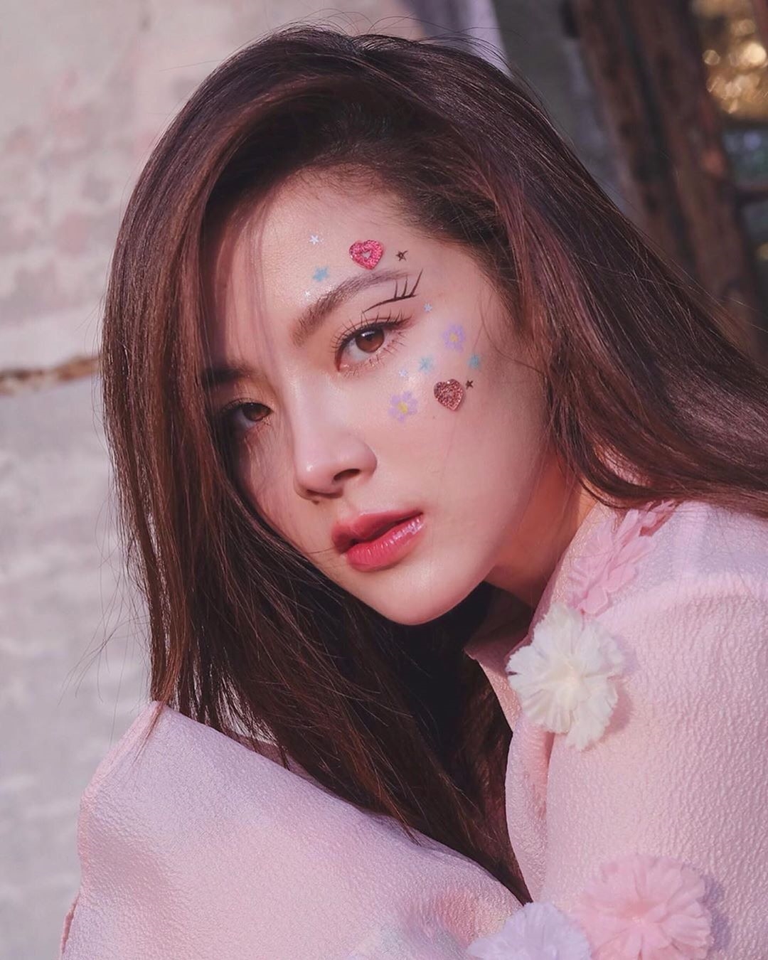 Baifern Pimchanok 'gây sốt' với kiểu trang điểm đính hoa ngọt ngào