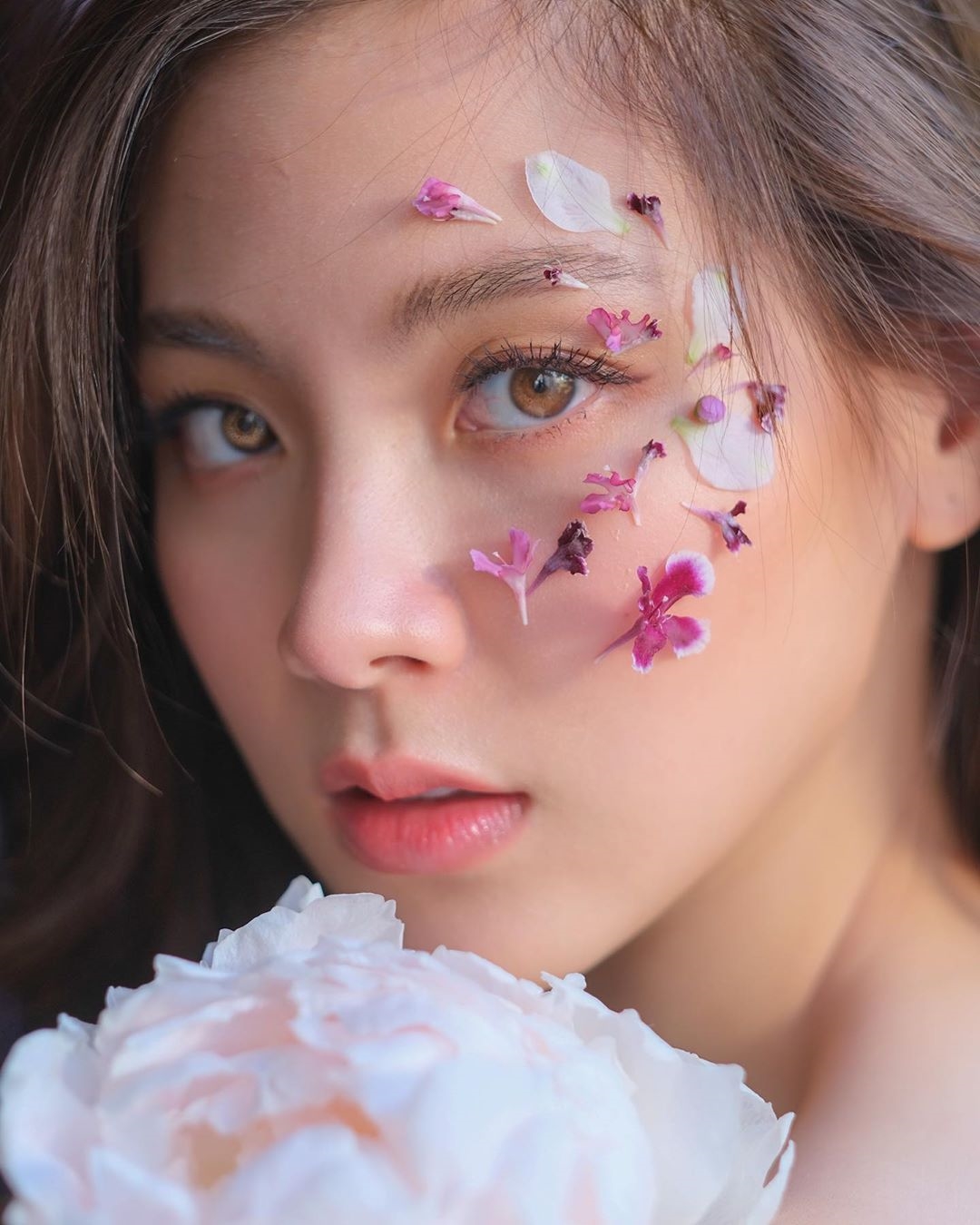 Baifern Pimchanok 'gây sốt' với kiểu trang điểm đính hoa ngọt ngào