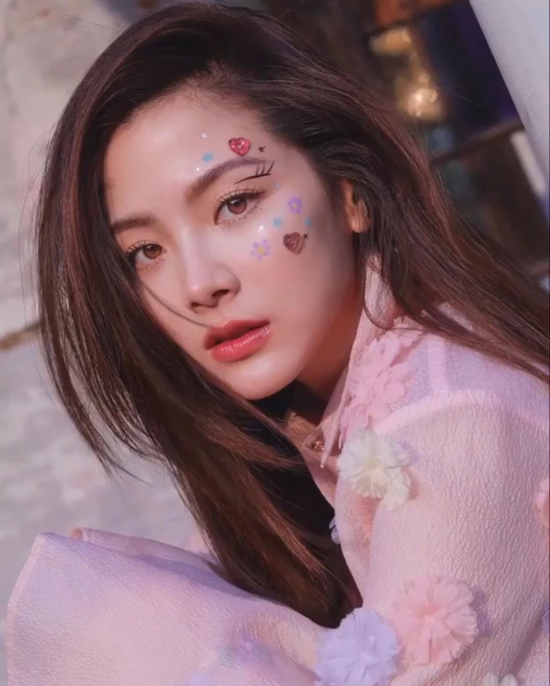 Baifern Pimchanok 'gây sốt' với kiểu trang điểm đính hoa ngọt ngào